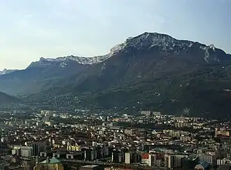 Blick über Grenoble zum Gipfel des Moucherotte (Mitte rechts), die langgestreckte Felswand links davon ist Grande Roche Saint-Michel