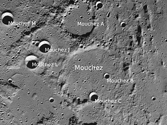 Mouchez mit Nebenkrater (LROC-WAC)