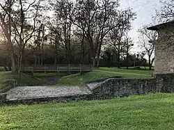 ehemalig wasserführende Gräben und Zugangsbrücke
