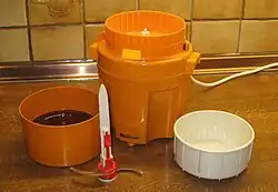 Seitliche Aufnahme einer auseinandergenommenen orangenen Moulinette