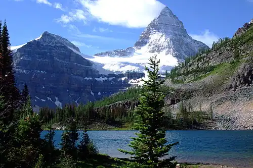 Mount Assiniboine vom Sunburst Lake aus gesehen