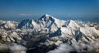 Blick auf den Mount Everest von Süden, der Shartse in der rechten Bildhälfte