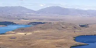Mount John (im Vordergrund) zwischen Lake Tekapo (links) und Lake Alexandrina (rechts) Blick von Nordwesten