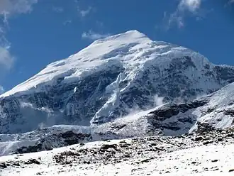 Blick von Süden vom Nyele-La-Pass auf den Chomolhari