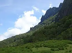 Blick auf den steilen, messerartigen Nordhang auf etwa 1300&nbsp;m Höhe