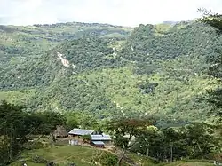 Blick nach Süden auf ein Dorf am Fuß des Berges auf etwa 950&nbsp;m Höhe