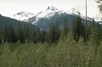 Das Mount-Meager-Massiv vom Pemberton Valley aus; die Gipfel von links nach rechts sind der Capricorn Mountain, der Mount Meager und der Plinth Peak.