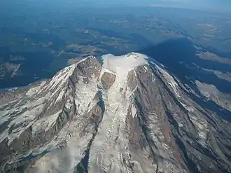 Der Tahoma-Gletscher fließt von der Eiskappe am Gipfel zwischen St. Andrews Rock und Puyallup Cleaver (links) und der Tahoma Cleaver (rechts)