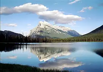 Mount Rundle vom Vermilion Lake aus gesehen