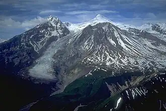 Blick von Süden auf den Mount Spurr; im Vordergrund der Crater Peak