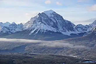 Blick nach Südwesten auf die Nordseite des Berges, im Nordosten des Mount Temple der Little Temple