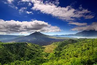 Blick auf die Caldera mit dem Batur in der Mitte, rechts der Batur-See