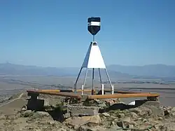 Geodätischer Messpunkt auf dem Plateau des Berges