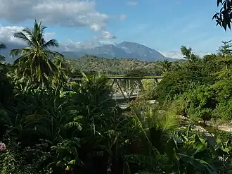 Blick auf den Matebian und eine Brücke über den Lequinamo beim Ort Laga