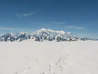 Der Berg von Nordosten (vom Kluane Icefield gesehen)