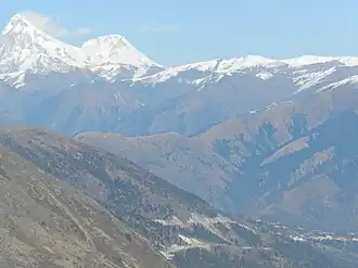 Blick über das Malanatal mit den schneebedeckten Gipfeln des Indrasan und Deo Tibba