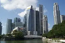 Blick auf The Fullerton Hotel (Nordseite) und Anderson Bridge – in der Nähe des Vorsprungs links befand sich in etwa der Standort des Felsens.