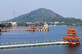 Blick auf den Berg über den Lotus-See hinweg