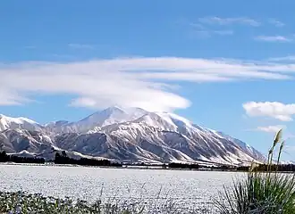Blick von Süden aus auf die Mount Hutt Range mit dem Mount Hutt im Hintergrund