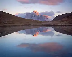 Lago delle Baste am Fuße des Monte Mondeval, im Hintergrund der Monte Pelmo