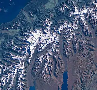 Die Südalpen mit Aoraki/Mount Cook als LandSat-Aufnahme. Der Tasman-Gletscher befindet sich im Norden der Aufnahme