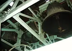 Glockenstuhl mit den Glocken 3, 4 und 2 (v.&nbsp;l.&nbsp;n.&nbsp;r.)