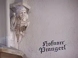 Figur eines Hofnarren im Haupttorbogen, eine von insgesamt vier Figuren in den vier Ecken