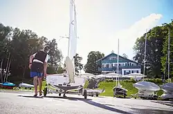Münchner Yacht-Club mit Blick aufs Casino und türkisfarbene Gebäude