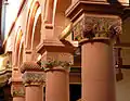 Rekonstruiert farbige Kapitelle und hölzerne Zugbalken (Aufnahme 2014)