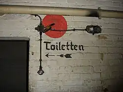 Richtungshinweise im Inneren des Bunkers