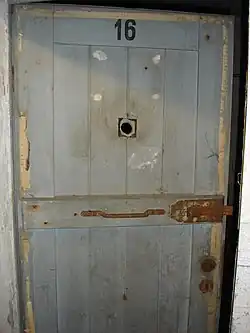 Tür zu einem der Schutzräume