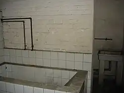 Waschraum mit Badewanne