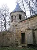 Der erhaltene Eckturm der Befestigung auf dem Kirchberg