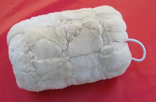 Muff aus Kaninbacken (China, 2008)