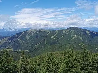 Roßeck (rechts) und Mugel. Blick vom Wetterkogel nach Norden.