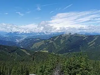 Die Mugel von Südosten, am Ende des langgestreckten Rückens der Leobner Stadtteil Leitendorf.
