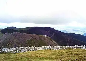 Blick vom Stob Bàn nach Westen über den Grat des Mullach nan Coirean, der höchste Punkt etwa in Bildmitte, links der 910 Meter hohe Vorgipfel Meall a’ Chaorainn