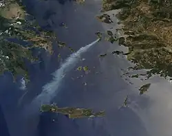 Satellitenbild des Ägäischen Meeres, das großteils von einer Rauchwolke Richtung Südwesten durchzogen wird, die von einer Insel im Osten ausgeht