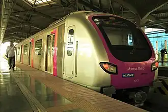 Ein Zug der Linie 1 der Mumbai Metro an der Station Airport Road