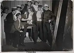 Foto von der ersten fremdsprachigen Aufführung des Narrentanzes (als Mumraj). Theater Národní divadlo Prag im Jahre 1912 (Die Revolutionäre).