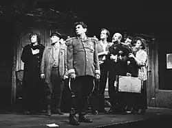 Foto von der Aufführung des Narrentanzes (als Mumraj). Theater Činoherní klub Prag im Jahre 1991 (Das Ende des Schauspieles).