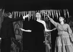 Foto von der Aufführung des Narrentanzes (als Mumraj). Amateurtheater Esence in Prag im Jahre 2002 (Gespräch der Revolutionäre).