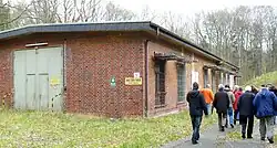 INST-Haus – für Instandsetzungen von Munition, deshalb rechts mit einem haushohen Schutzwall