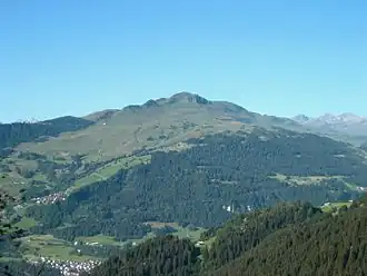 Piz Mundaun. Links Luven, unten Ilanz