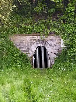 Mundloch des Tiefen Elbstollns am Elbufer im Stadtteil Cotta der Stadt Dresden