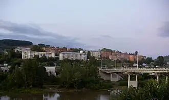 Ortsmitte und Brücke über den Fluss Mundybasch