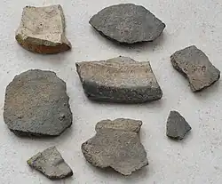 Grau-blaue mittelalterliche Keramik von Ackerflächen an der Wüstungsstelle