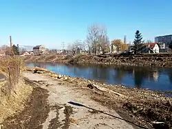 Die Dämme entlang der Mur werden – flussaufwärts – niedriger und enden auf Höhe der Seifenfabrik (links im Bild) (15. Feb. 2017)