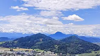 Blick von Taggenbrunn zum Muraunberg, dahinter der Ulrichsberg