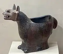 Mit A. colubrina-Symbolen verziertes Incensario in Lamagestalt (Museo costumbrista Juan de Vargas); bei dieser speziellen Incensario-Variation ist der Gefäßkörper statt der konkaven Gefäßform der Körper des Tieres selbst